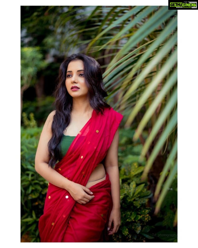 Sayali Sanjeev Instagram - Saree Love ❤️ • Saree by @eternitybysakshi ❣️ Blouse by @soniyasaanchi Clicked by my girl @deepali_td_official Make up & hair by my girl @smrutibhurke_mua 😘😘 • • #sareelove #sareeaddict #sareegirl #goodevening Mumbai, Maharashtra