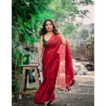 Sayali Sanjeev Instagram - Saree Love ❤️ • Saree by @eternitybysakshi ❣️ Blouse by @soniyasaanchi Clicked by my girl @deepali_td_official Make up & hair by my girl @smrutibhurke_mua 😘😘 • • #sareelove #sareeaddict #sareegirl #goodevening Mumbai, Maharashtra