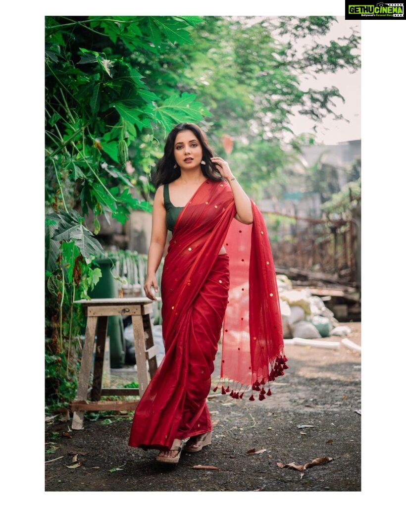 Sayali Sanjeev Instagram - Saree Love ❤️ • Saree by @eternitybysakshi ❣️ Blouse by @soniyasaanchi Clicked by my girl @deepali_td_official Make up & hair by my girl @smrutibhurke_mua 😘😘 • • #sareelove #sareeaddict #sareegirl #goodevening Mumbai, Maharashtra