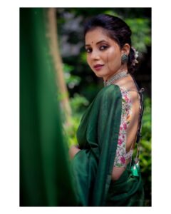 Sayali Sanjeev Instagram - Saree Girl
•
Saree by @eternitybysakshi ❣️
Blouse by @soniyasaanchi 
Clicked by my girl @deepali_td_official 
Make up & hair by my girl @smrutibhurke_mua 😘😘
•
•
#sareelove #sareeaddict #sareegirl #goodevening