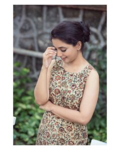 Sayali Sanjeev Instagram - This is neverending love for kalamkari ❤️
Ready to slay the day in this am to pm look
.
.
dress from : @kautuka_couture 
.
DM to order
.
. 
📷 : @mirrorcraftfilms 
MUA : @makeupbykomalhire 
Hair : @creation_by_k_koli_ 
.
.
.
#fashion#kautuka#ethnic#ganeshustav#pink#pestlecolor#vastra#instagram#fashionlove#traditional#pinkkurta#sayali_sanjeev_official#marathiactress#marathiceleb#maharastrianfestival#onlineshopping#indianfashionblogger