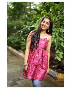 Sayali Sanjeev Instagram - Hello September...🌸
Navaratri Festive Collection...💫

Attractive Pink Bandhani Print Knot Top With Beautiful Border Detail... ❤

Outfit By - @radheya_collection @sanika_aniruddha 

Dm For Details...❤

In Frame - @sayali_sanjeev_official ❤
MUA - @makeupbysanyukta 
PC - @addu_the_wonderman