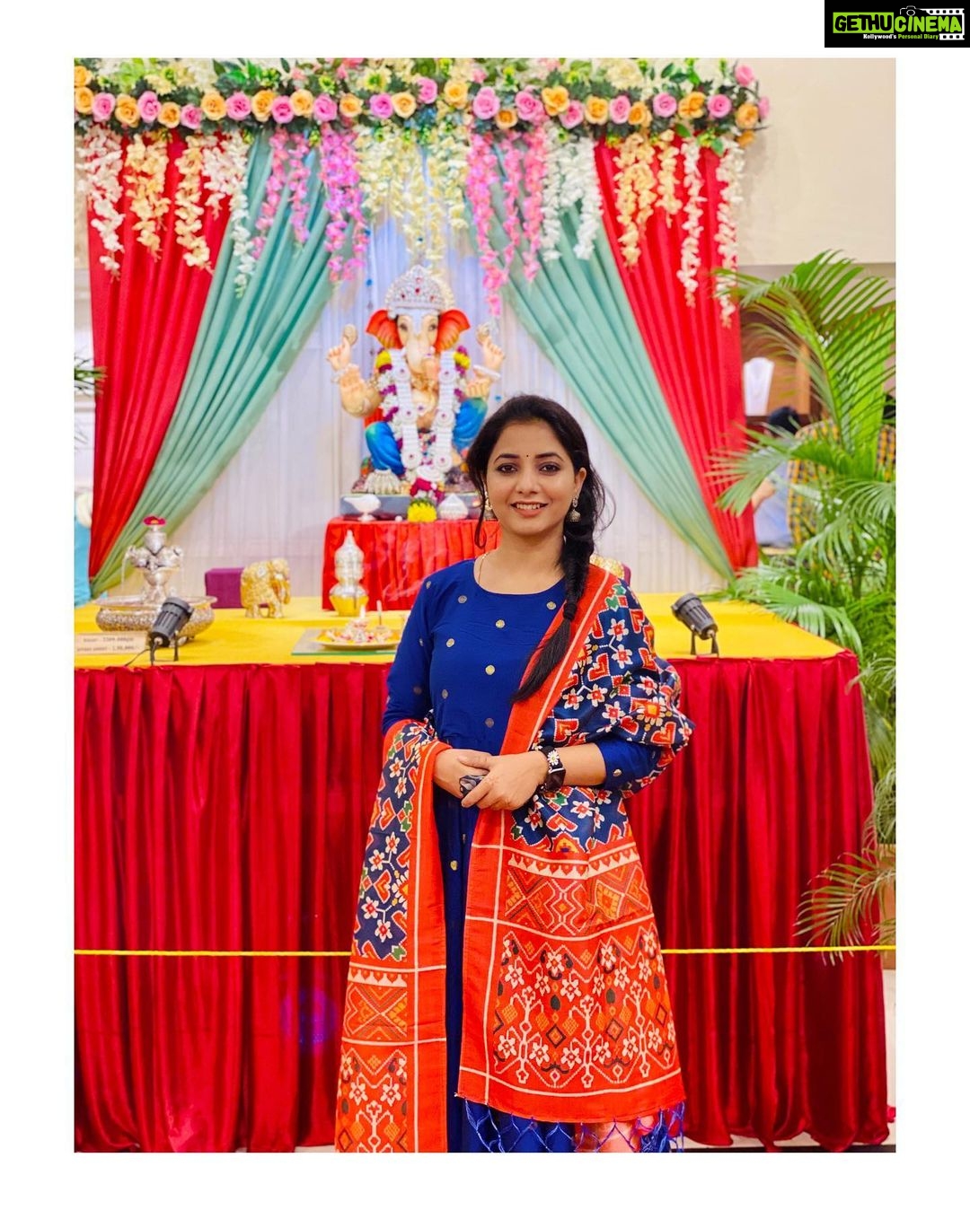 Sayali Sanjeev Instagram - गणपती बाप्पा मोरया… पुढच्या वर्षी लवकर या 🙏🏻 • • At @pngadgilandsons Nashik store ❤️ Wearing @vastrabymilonee ❤️ • #ganpatibappamorya #pudhchyavarshilavkarya #ganpati #2021 Nashik - नाशिक - Maharshtra