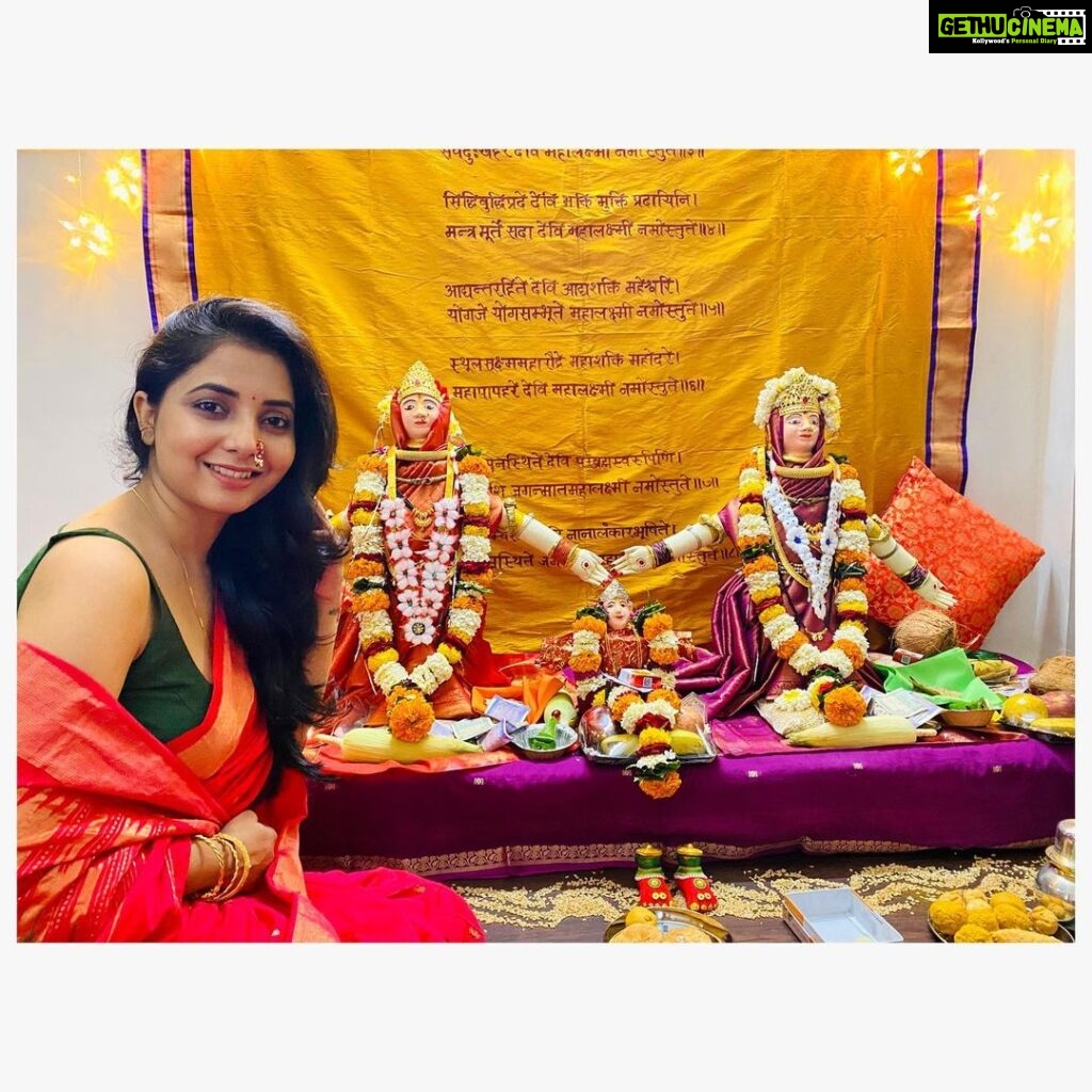 Sayali Sanjeev Instagram - सर्व मंगल मांगल्ये शिवे सर्वार्थ साधिके। शरण्ये त्र्यम्बके गौरी नारायणी नमोस्तुते।। • • Backdrop by @soniyasaanchi ❤️ Clicked by @shweta_0718 😏 • #gauripujan #gauriganpati #ganpatibappamorya #love #blessings