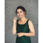 Sayali Sanjeev Instagram - Bloom with grace, carry your outfit in style..🌸 dress from : @kautuka_couture . DM to order . . In frame : @sayali_sanjeev_official 📷 : @mirrorcraftfilms MUA : @makeupbykomalhire Hair : @creation_by_k_koli_ . . . #fashion#kautuka#ethnic#ganeshustav#pink#pestlecolor#vastra#instagram#fashionlove#traditional#pinkkurta#sayali_sanjeev_official#marathiactress#marathiceleb#maharastrianfestival#onlineshopping#indianfashionblogger Mumbai, Maharashtra