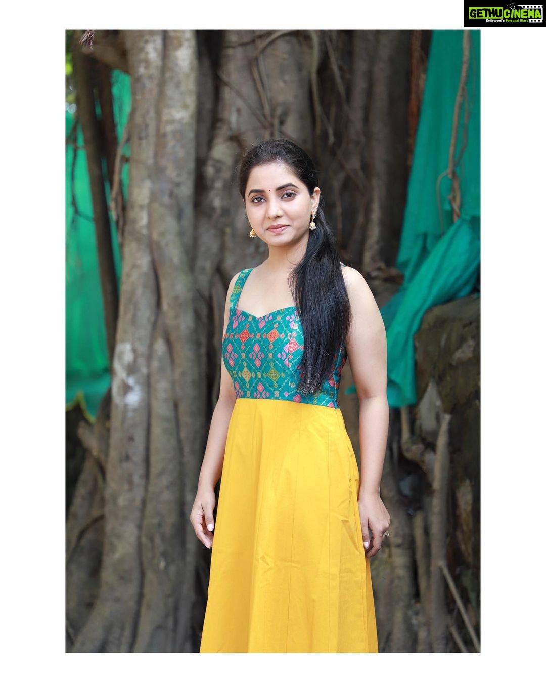 Sayali Sanjeev Instagram - Festive collection @anmayeevastra ❤️ Kolhapuri by @shrusoles • Clicked by @pranavbhadargeclicks • • #goodevening #festiveseason #festival #getready Mumbai, Maharashtra