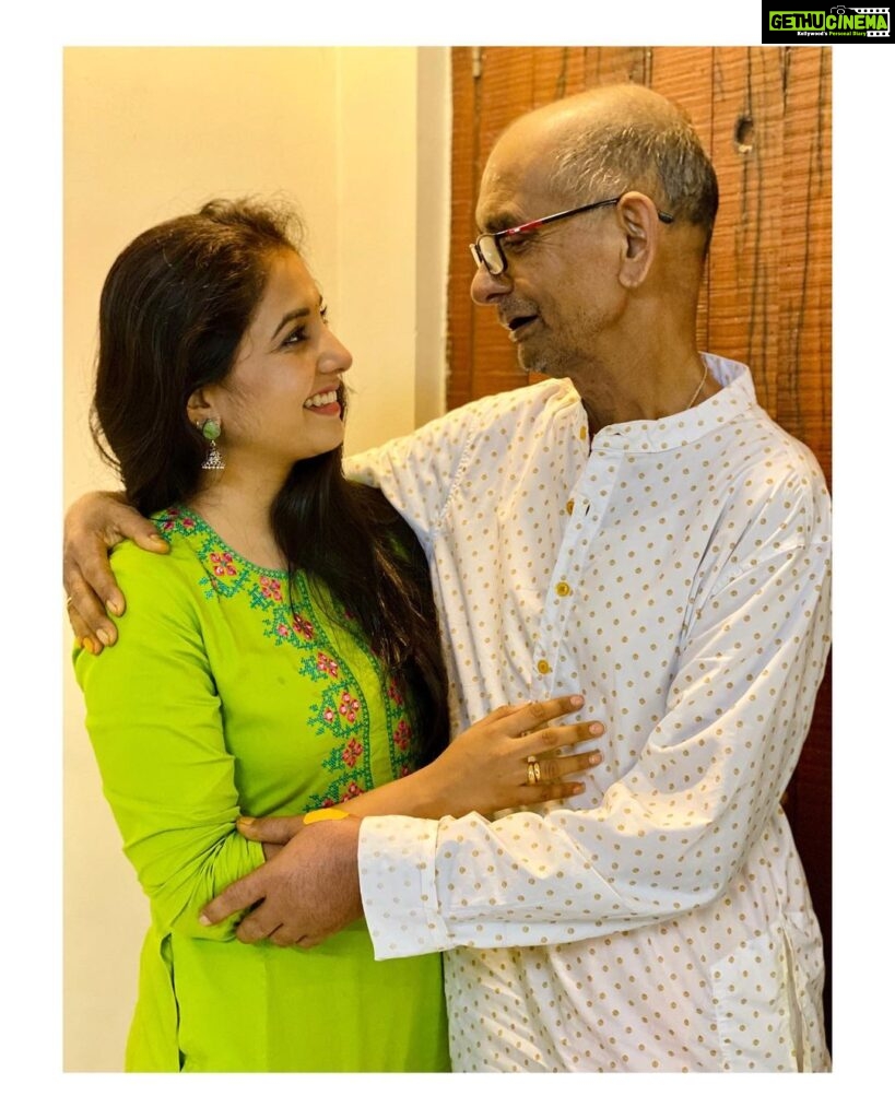 Sayali Sanjeev Instagram - Happiest birthday बाबा 😘❤️❤️ • • • #happybirthday #fatherdaughter #love #❤️ Mumbai, Maharashtra