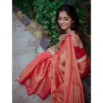 Sayali Sanjeev Instagram – Oh hey there ❤️
•
•
Saree and ikkat blouse by my fav
@eternitybysakshi 
Make up & hair by @smrutibhurke_mua 
Clicked by @deepali_td_official 
•
•
#hey #goodevening #instagirl #sayalisanjeev Mumbai, Maharashtra