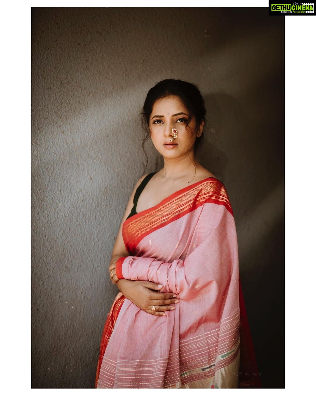Sayali Sanjeev Instagram - 🌸 Thank you so much @ck_classic_collection for this lovely cotton paithani ❤️💜 • Make up & hair @smrutibhurke_mua Clicked by @deepali_td_official • • #paithani #love Mumbai, Maharashtra