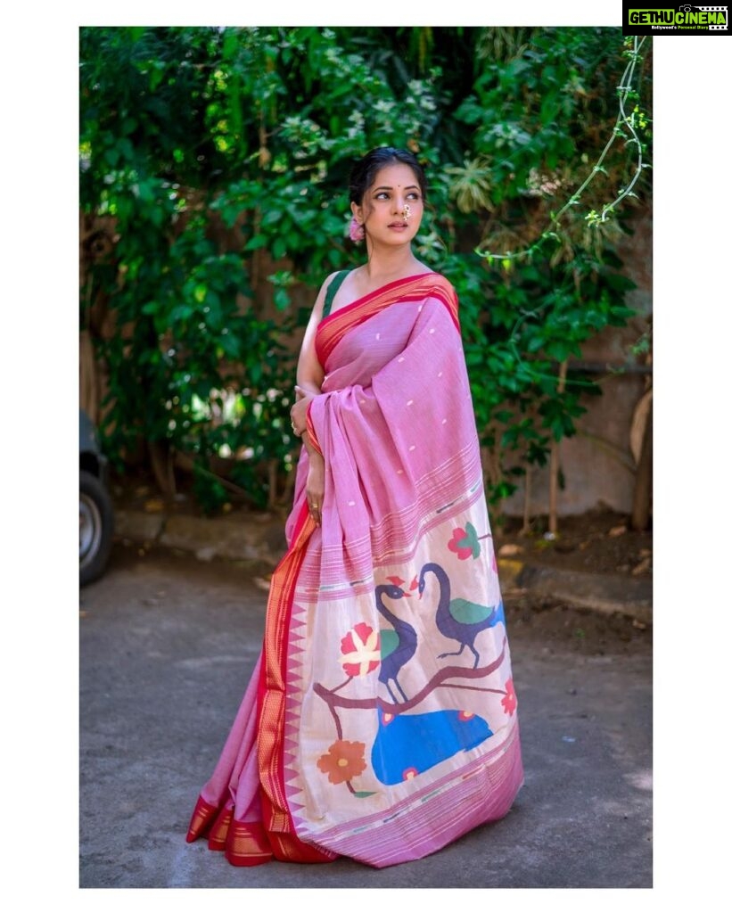 Sayali Sanjeev Instagram - गुढीपाडव्याच्या व मराठी नवीन वर्षाच्या हार्दिक शुभेच्छा 💐 Thank you so much @ck_classic_collection for this lovely cotton paithani ❤️💜 • Make up & hair @smrutibhurke_mua Clicked by @deepali_td_official • • #paithani #love Mumbai, Maharashtra