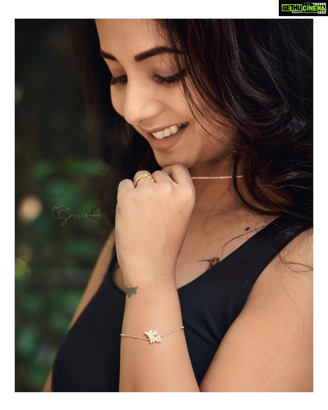 Sayali Sanjeev Instagram - ❤️ Gargi by PNG offers a huge 22% discount on their beautiful fashion jewellery Collections, haven't you binged yet? Hurry up Just 10 days left @gargibypng • • 📸 @sarrikaaaaaa Make up & hair @riyapanchal.makeupartist • • #22for22 #gargibypng #flat22 #discount #hurryup #shopnow #beginbeautiful Mumbai, Maharashtra