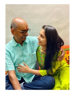 Sayali Sanjeev Instagram - संजीव ❤️ २६/०७/१९५८ - ३०/११/२०२१ ❤️

तुला माहित आहे नं बाबा माझं तुझ्यावर सगळ्यात जास्त प्रेम होतं, आहे आणि कायम असेल.. या जगात सगळ्यात जास्त.. तू आयुष्य आहेस माझं ❤️

दैव होता तू, देव होता तू,
खेळण्यातला माझा खेळ होता तू..
शहाणी होते मी, वेडा होता तू,
माझ्या साठी कारे सारा खर्च केला तू..
आज तू फेडुदे पांग हे मला,
जगण्या रे मला अजूनही तूच हवा..

बाबा, थांब ना रे तू
बाबा, जाऊ नको दूर….🙏🏻🙏🏻