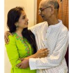 Sayali Sanjeev Instagram - संजीव ❤️ २६/०७/१९५८ - ३०/११/२०२१ ❤️ तुला माहित आहे नं बाबा माझं तुझ्यावर सगळ्यात जास्त प्रेम होतं, आहे आणि कायम असेल.. या जगात सगळ्यात जास्त.. तू आयुष्य आहेस माझं ❤️ दैव होता तू, देव होता तू, खेळण्यातला माझा खेळ होता तू.. शहाणी होते मी, वेडा होता तू, माझ्या साठी कारे सारा खर्च केला तू.. आज तू फेडुदे पांग हे मला, जगण्या रे मला अजूनही तूच हवा.. बाबा, थांब ना रे तू बाबा, जाऊ नको दूर….🙏🏻🙏🏻