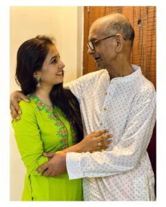 Sayali Sanjeev Instagram - संजीव ❤️ २६/०७/१९५८ - ३०/११/२०२१ ❤️

तुला माहित आहे नं बाबा माझं तुझ्यावर सगळ्यात जास्त प्रेम होतं, आहे आणि कायम असेल.. या जगात सगळ्यात जास्त.. तू आयुष्य आहेस माझं ❤️

दैव होता तू, देव होता तू,
खेळण्यातला माझा खेळ होता तू..
शहाणी होते मी, वेडा होता तू,
माझ्या साठी कारे सारा खर्च केला तू..
आज तू फेडुदे पांग हे मला,
जगण्या रे मला अजूनही तूच हवा..

बाबा, थांब ना रे तू
बाबा, जाऊ नको दूर….🙏🏻🙏🏻