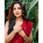 Sayali Sanjeev Instagram – Saree Love ❤️ 
•
Saree by @eternitybysakshi ❣️
Blouse by @soniyasaanchi 
Clicked by my girl @deepali_td_official 
Make up & hair by my girl @smrutibhurke_mua 😘😘
•
•
#sareelove #sareeaddict #sareegirl #goodevening Mumbai, Maharashtra
