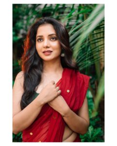 Sayali Sanjeev Instagram - Saree Love ❤️ 
•
Saree by @eternitybysakshi ❣️
Blouse by @soniyasaanchi 
Clicked by my girl @deepali_td_official 
Make up & hair by my girl @smrutibhurke_mua 😘😘
•
•
#sareelove #sareeaddict #sareegirl #goodevening