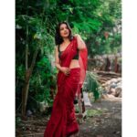 Sayali Sanjeev Instagram - Saree Love ❤️ • Saree by @eternitybysakshi ❣️ Blouse by @soniyasaanchi Clicked by my girl @deepali_td_official Make up & hair by my girl @smrutibhurke_mua 😘😘 • • #sareelove #sareeaddict #sareegirl #goodevening Mumbai, Maharashtra