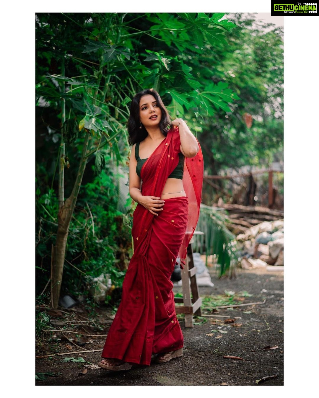 Sayali Sanjeev Instagram - Saree Love ❤️ • Saree by @eternitybysakshi ❣️ Blouse by @soniyasaanchi Clicked by my girl @deepali_td_official Make up & hair by my girl @smrutibhurke_mua 😘😘 • • #sareelove #sareeaddict #sareegirl #goodevening Mumbai, Maharashtra