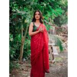 Sayali Sanjeev Instagram - Saree Love ❤️ • Saree by @eternitybysakshi ❣️ Blouse by @soniyasaanchi Clicked by my girl @deepali_td_official Make up & hair by my girl @smrutibhurke_mua 😘😘 • • #sareelove #sareeaddict #sareegirl #goodevening Mumbai, Maharashtra