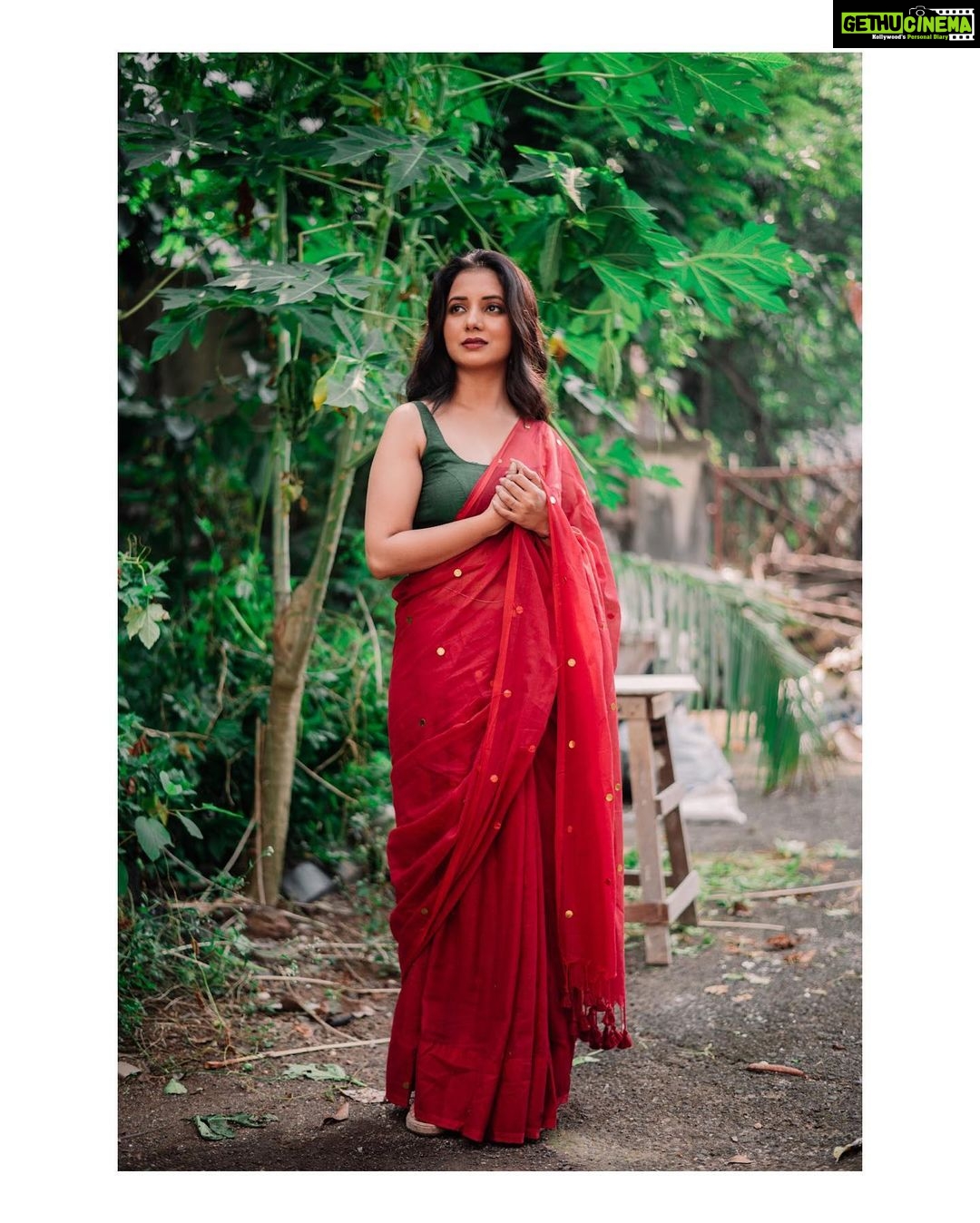 Sayali Sanjeev Instagram - Saree Love ❤️ • Saree by @eternitybysakshi ❣️ Blouse by @soniyasaanchi Clicked by my girl @deepali_td_official Make up & hair by my girl @smrutibhurke_mua 😘😘 • • #sareelove #sareeaddict #sareegirl #goodevening Mumbai, Maharashtra