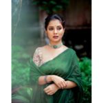 Sayali Sanjeev Instagram - Saree Girl • Saree by @eternitybysakshi ❣️ Blouse by @soniyasaanchi Clicked by my girl @deepali_td_official Make up & hair by my girl @smrutibhurke_mua 😘😘 • • #sareelove #sareeaddict #sareegirl #goodevening Mumbai, Maharashtra