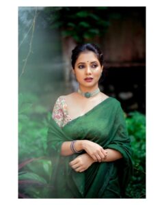 Sayali Sanjeev Instagram - Saree Girl
•
Saree by @eternitybysakshi ❣️
Blouse by @soniyasaanchi 
Clicked by my girl @deepali_td_official 
Make up & hair by my girl @smrutibhurke_mua 😘😘
•
•
#sareelove #sareeaddict #sareegirl #goodevening