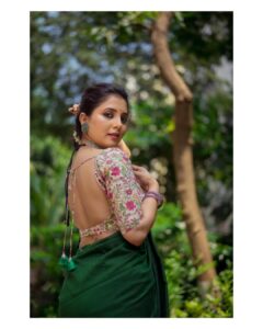 Sayali Sanjeev Instagram - Saree Girl
•
Saree by @eternitybysakshi ❣️
Blouse by @soniyasaanchi 
Clicked by my girl @deepali_td_official 
Make up & hair by my girl @smrutibhurke_mua 😘😘
•
•
#sareelove #sareeaddict #sareegirl #goodevening