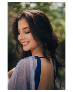 Sayali Sanjeev Instagram - Sareeaddict • Saree by @eternitybysakshi ❣️ Blouse by @soniyasaanchi Clicked by my girl @deepali_td_official Make up & hair by my girl @smrutibhurke_mua 😘😘 • • #sareelove #sareeaddict #sareegirl #goodevening Mumbai, Maharashtra