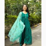 Sayali Sanjeev Instagram - 🦚 • Wearing @radheya_collection • • #goodmorning #morning #festivevibes #festivewear #clothes #fashion #instafashion #instagirl #smallbusiness Mumbai, Maharashtra