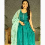 Sayali Sanjeev Instagram - 🦚 • Wearing @radheya_collection • • #goodmorning #morning #festivevibes #festivewear #clothes #fashion #instafashion #instagirl #smallbusiness Mumbai, Maharashtra