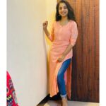Sayali Sanjeev Instagram - Hey 👋🏻 • Thank you so much @inaayatbysugandha for this kurta.. • • #goodevening #kurta #love #chikankarikurta Mumbai, Maharashtra