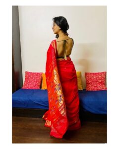 Sayali Sanjeev Instagram - ❤️
•
•
Blouse designed by @soniyasaanchi 
Clicked by @shweta_0718 😘
•
•
#red #❤️ #love #favorite #saree #paithani #maharashtra #marathimulgi