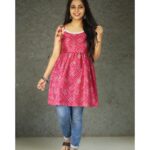Sayali Sanjeev Instagram - Hello September...🌸 Navaratri Festive Collection...💫 Attractive Pink Bandhani Print Knot Top With Beautiful Border Detail... ❤ Outfit By - @radheya_collection @sanika_aniruddha Dm For Details...❤ In Frame - @sayali_sanjeev_official ❤ MUA - @makeupbysanyukta PC - @addu_the_wonderman Mumbai, Maharashtra