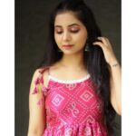 Sayali Sanjeev Instagram - Hello September...🌸 Navaratri Festive Collection...💫 Attractive Pink Bandhani Print Knot Top With Beautiful Border Detail... ❤ Outfit By - @radheya_collection @sanika_aniruddha Dm For Details...❤ In Frame - @sayali_sanjeev_official ❤ MUA - @makeupbysanyukta PC - @addu_the_wonderman Mumbai, Maharashtra