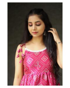 Sayali Sanjeev Instagram - Hello September...🌸
Navaratri Festive Collection...💫

Attractive Pink Bandhani Print Knot Top With Beautiful Border Detail... ❤

Outfit By - @radheya_collection @sanika_aniruddha 

Dm For Details...❤

In Frame - @sayali_sanjeev_official ❤
MUA - @makeupbysanyukta 
PC - @addu_the_wonderman