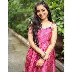 Sayali Sanjeev Instagram - Hello September...🌸 Navaratri Festive Collection...💫 Attractive Pink Bandhani Print Knot Top With Beautiful Border Detail... ❤ Outfit By - @radheya_collection @sanika_aniruddha Dm For Details...❤ In Frame - @sayali_sanjeev_official ❤ MUA - @makeupbysanyukta PC - @addu_the_wonderman Mumbai, Maharashtra