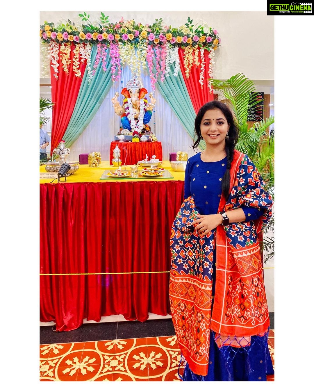 Sayali Sanjeev Instagram - गणपती बाप्पा मोरया… पुढच्या वर्षी लवकर या 🙏🏻 • • At @pngadgilandsons Nashik store ❤️ Wearing @vastrabymilonee ❤️ • #ganpatibappamorya #pudhchyavarshilavkarya #ganpati #2021 Nashik - नाशिक - Maharshtra