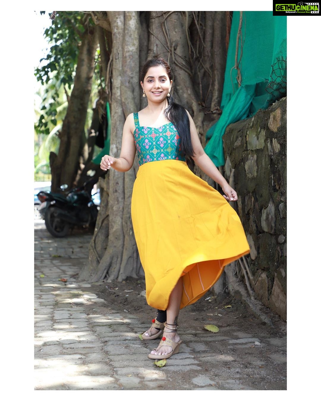 Sayali Sanjeev Instagram - Festive collection @anmayeevastra ❤️ Kolhapuri by @shrusoles • Clicked by @pranavbhadargeclicks • • #goodevening #festiveseason #festival #getready Mumbai, Maharashtra