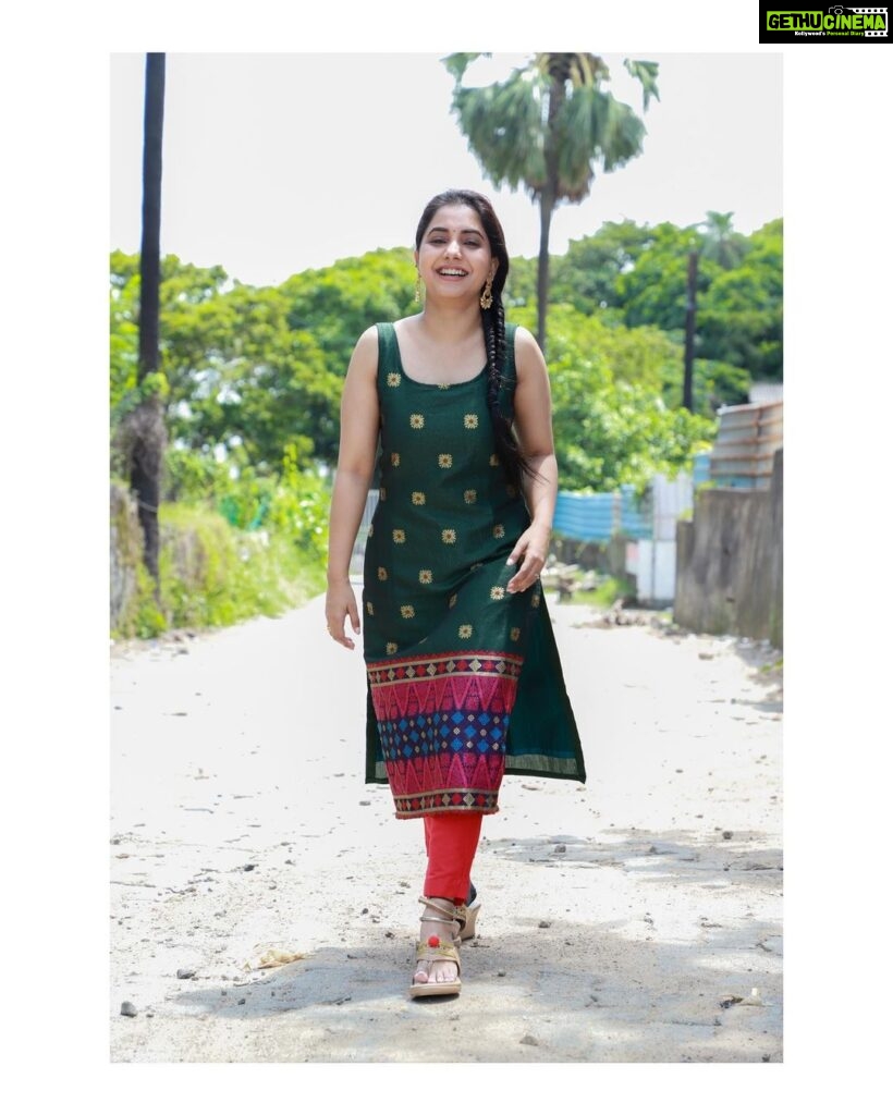 Sayali Sanjeev Instagram - Festive collection @anmayeevastra ❤️ Kolhapuri by @shrusoles • Clicked by @pranavbhadargeclicks • • #goodevening #festiveseason #festival #getready Mumbai, Maharashtra