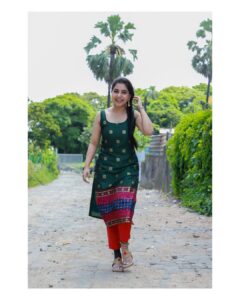 Sayali Sanjeev Instagram - Festive collection 
@anmayeevastra ❤️
Kolhapuri by @shrusoles 
•
Clicked by @pranavbhadargeclicks 
•
•
#goodevening #festiveseason #festival #getready