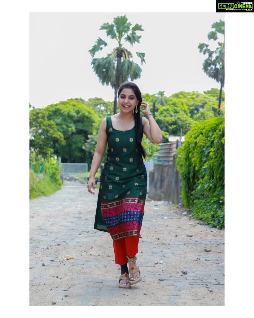 Sayali Sanjeev Instagram - Festive collection @anmayeevastra ❤️ Kolhapuri by @shrusoles • Clicked by @pranavbhadargeclicks • • #goodevening #festiveseason #festival #getready Mumbai, Maharashtra