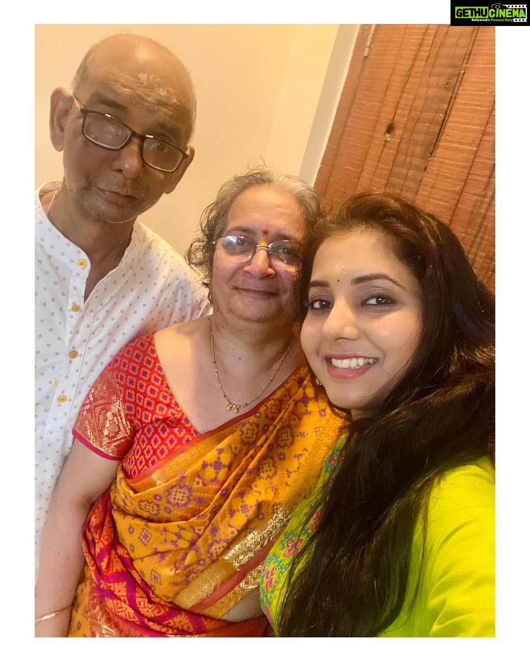 Sayali Sanjeev Instagram - Happiest birthday बाबा 😘❤️❤️ • • • #happybirthday #fatherdaughter #love #❤️ Mumbai, Maharashtra