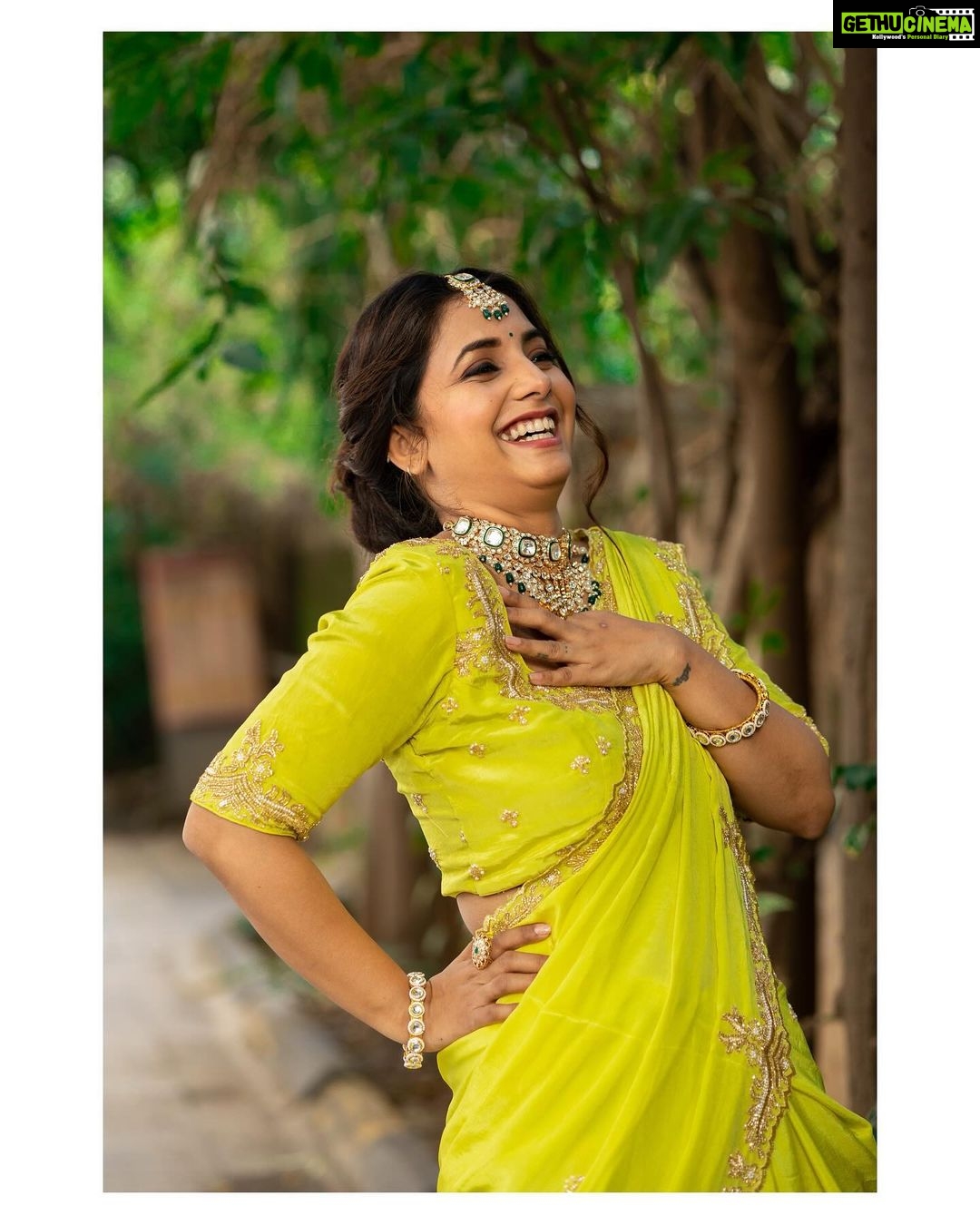 Sayali Sanjeev Instagram - π Makeup & Hair by @shinewithsakshi_ Beautiful Nauvari Saree by @atarabynamitakataria Shot by @aartilokhandeofficial Shoot managed by @n.i.d.s_ @wechitramedia #saree #navvari #ootd #sayalisanjeev