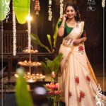 Sayali Sanjeev Instagram - श्वेत-पुष्प 🌺 On the occasion of Navratri k2 come with their new Collection Name as “श्वेत-पुष्प” … White kasau saree with hand painted hibiscus 🌺 flower is an amalgamation of two different Inspiration… one is one of my fav South saree and second is hibiscus…. These sarees can be worn by women on different occasions. The white colour of the saree with golden borders and hibiscus motifs gives the saree a royal look. These beautiful sarees are the perfect showstoppers for Wedding and Festivals. Outfit by @k2fashioncloset Shoot Style and Managed by @ketaki_ashish @stylebyk2 MUA @nikita_kumavat_makeovers Hair by @madhuri_hairstylist Photoshoot by @sevenvowstories ‼️ This Top, Design and All Images are Subjected to Copyrighted and taken by team K2 ©️ ‼️P.S : Do not use this Image on social media and Design without our Permission.. it may lead to legal action… Stay tuned & stay safe . . ________________________________ Follow us: @k2fashioncloset Follow us: @k2fashioncloset Follow us: @k2fashioncloset —————————————— . . . #k2fashioncloset #newcollection #sayalisanjeev #festivecollection #weddingcollection #kasavu #handpainted #design #authentic #kerlasaree #goldenborder #reelsinstagram #making #viralreels #visit #shop #tradition #sareeindia