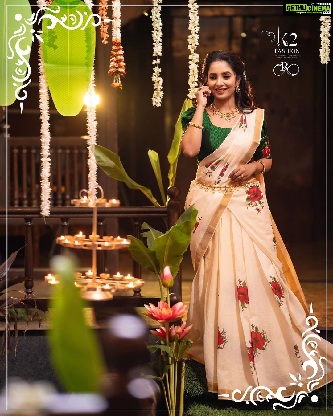 Sayali Sanjeev Instagram - श्वेत-पुष्प 🌺 On the occasion of Navratri k2 come with their new Collection Name as “श्वेत-पुष्प” … White kasau saree with hand painted hibiscus 🌺 flower is an amalgamation of two different Inspiration… one is one of my fav South saree and second is hibiscus…. These sarees can be worn by women on different occasions. The white colour of the saree with golden borders and hibiscus motifs gives the saree a royal look. These beautiful sarees are the perfect showstoppers for Wedding and Festivals. Outfit by @k2fashioncloset Shoot Style and Managed by @ketaki_ashish @stylebyk2 MUA @nikita_kumavat_makeovers Hair by @madhuri_hairstylist Photoshoot by @sevenvowstories ‼️ This Top, Design and All Images are Subjected to Copyrighted and taken by team K2 ©️ ‼️P.S : Do not use this Image on social media and Design without our Permission.. it may lead to legal action… Stay tuned & stay safe . . ________________________________ Follow us: @k2fashioncloset Follow us: @k2fashioncloset Follow us: @k2fashioncloset —————————————— . . . #k2fashioncloset #newcollection #sayalisanjeev #festivecollection #weddingcollection #kasavu #handpainted #design #authentic #kerlasaree #goldenborder #reelsinstagram #making #viralreels #visit #shop #tradition #sareeindia
