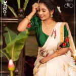 Sayali Sanjeev Instagram - श्वेत-पुष्प 🌺 On the occasion of Navratri k2 come with their new Collection Name as “श्वेत-पुष्प” … White kasau saree with hand painted hibiscus 🌺 flower is an amalgamation of two different Inspiration… one is one of my fav South saree and second is hibiscus…. These sarees can be worn by women on different occasions. The white colour of the saree with golden borders and hibiscus motifs gives the saree a royal look. These beautiful sarees are the perfect showstoppers for Wedding and Festivals. Outfit by @k2fashioncloset Shoot Style and Managed by @ketaki_ashish @stylebyk2 MUA @nikita_kumavat_makeovers Hair by @madhuri_hairstylist Photoshoot by @sevenvowstoriesfamily ‼️ This Top, Design and All Images are Subjected to Copyrighted and taken by team K2 ©️ ‼️P.S : Do not use this Image on social media and Design without our Permission.. it may lead to legal action… Stay tuned & stay safe . . ________________________________ Follow us: @k2fashioncloset Follow us: @k2fashioncloset Follow us: @k2fashioncloset —————————————— . . . #k2fashioncloset #newcollection #sayalisanjeev #festivecollection #weddingcollection #kasavu #handpainted #design #authentic #kerlasaree #goldenborder #reelsinstagram #making #viralreels #visit #shop #tradition #sareeindia