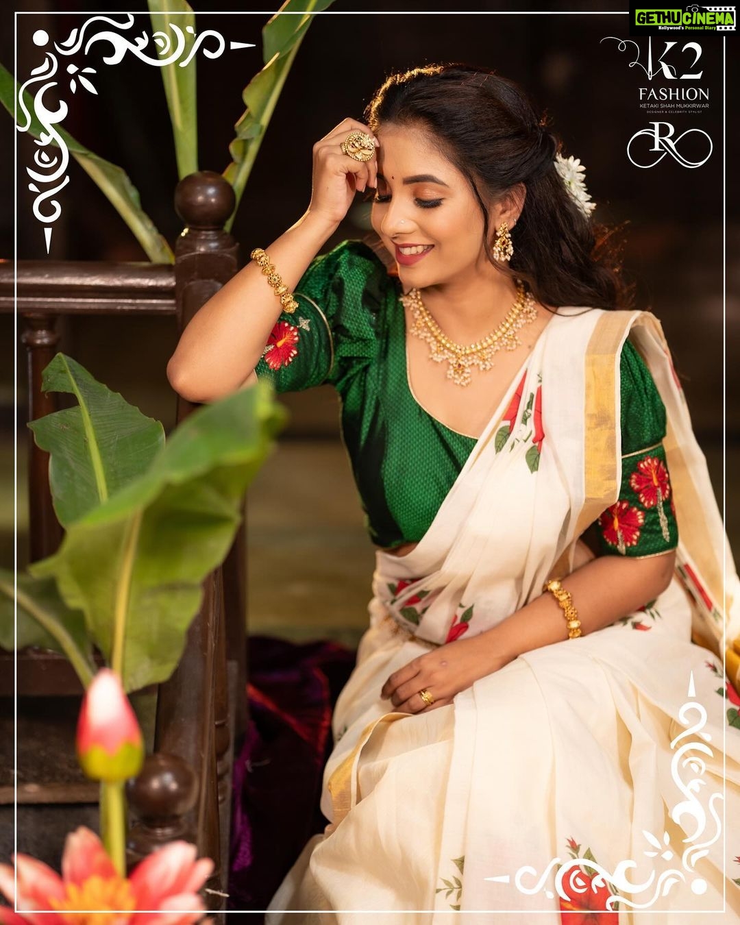Sayali Sanjeev Instagram - श्वेत-पुष्प 🌺 On the occasion of Navratri k2 come with their new Collection Name as “श्वेत-पुष्प” … White kasau saree with hand painted hibiscus 🌺 flower is an amalgamation of two different Inspiration… one is one of my fav South saree and second is hibiscus…. These sarees can be worn by women on different occasions. The white colour of the saree with golden borders and hibiscus motifs gives the saree a royal look. These beautiful sarees are the perfect showstoppers for Wedding and Festivals. Outfit by @k2fashioncloset Shoot Style and Managed by @ketaki_ashish @stylebyk2 MUA @nikita_kumavat_makeovers Hair by @madhuri_hairstylist Photoshoot by @sevenvowstoriesfamily ‼️ This Top, Design and All Images are Subjected to Copyrighted and taken by team K2 ©️ ‼️P.S : Do not use this Image on social media and Design without our Permission.. it may lead to legal action… Stay tuned & stay safe . . ________________________________ Follow us: @k2fashioncloset Follow us: @k2fashioncloset Follow us: @k2fashioncloset —————————————— . . . #k2fashioncloset #newcollection #sayalisanjeev #festivecollection #weddingcollection #kasavu #handpainted #design #authentic #kerlasaree #goldenborder #reelsinstagram #making #viralreels #visit #shop #tradition #sareeindia