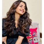 Sayali Sanjeev Instagram - XOXO 🖤 • • Clicked by @n.i.d.s_ • • #mightdeletelater #lovethislook #messyhair #crazyhair