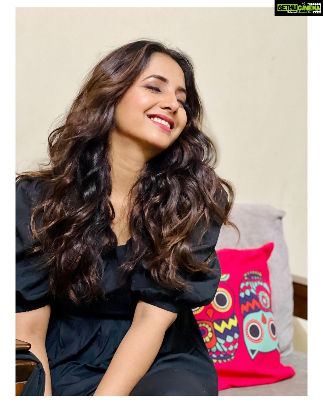 Sayali Sanjeev Instagram - XOXO 🖤 • • Clicked by @n.i.d.s_ • • #mightdeletelater #lovethislook #messyhair #crazyhair