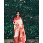 Sayali Sanjeev Instagram - “गोष्ट एका पैठणीची” • हिच ती पैठणी.. आमच्या चित्रपटातील खरी नायिका .. चित्रीकरणासाठी ही पैठणी आम्हाला दिल्याबद्दल @paithaniwale तुमचे मनापासून आभार… या निमित्ताने तमाम पैठणी विणकर समाजाला सलाम 🙏🏻 • • पैठणी by @paithaniwale Blouse by @soniyasaanchi @labelsoniyasaanchi Captured by my girl @deepali_td_official • • #paithani #paithanilove #paithanisarees #paithani_culture #yeolapaithani #love #marathimulgi #maharashtrian महाराष्ट्र